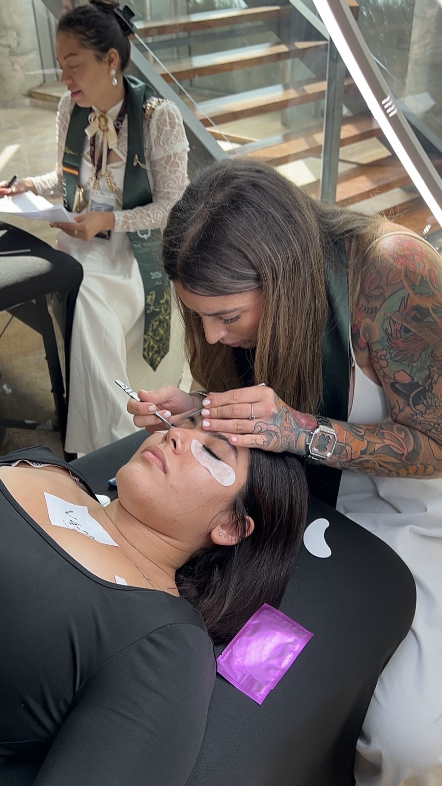 Natalia Buendía ejerciendo de jueza con banda oficial en campeonato internacional