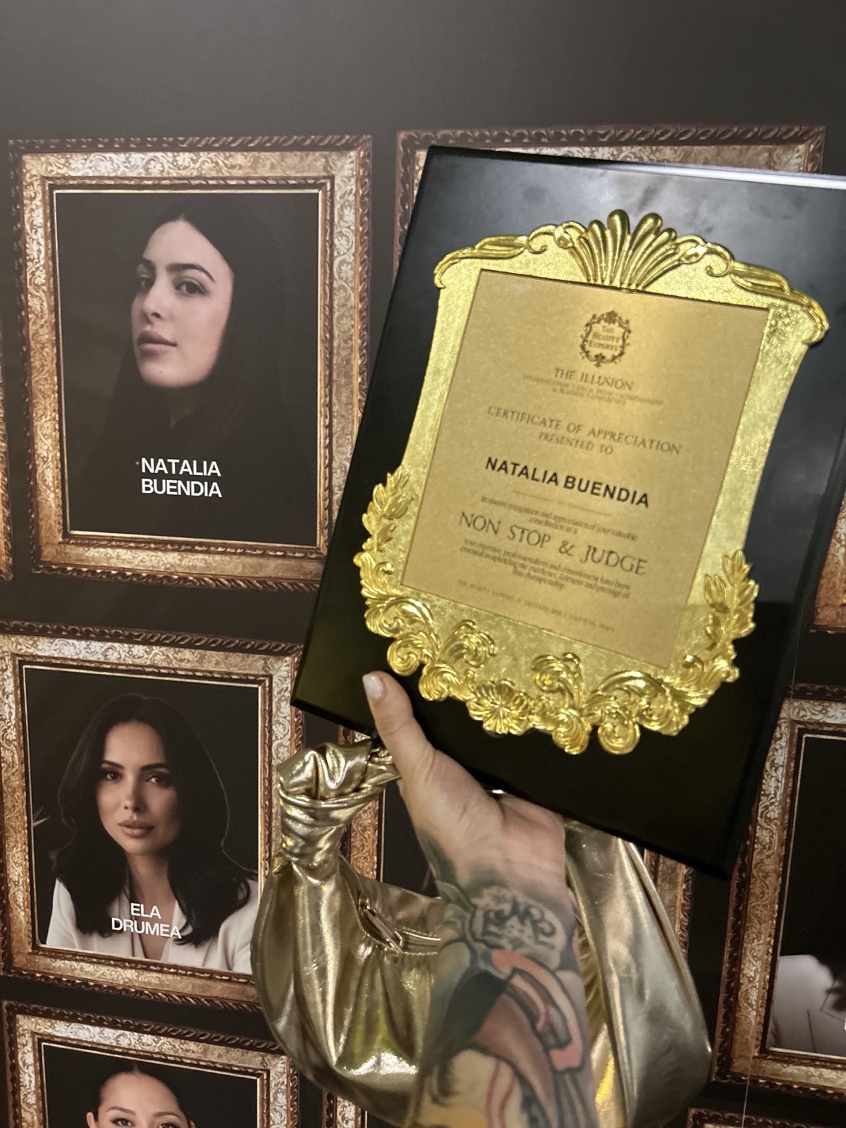 Placa de honor y reconocimiento a Natalia Buendía como jueza oficial en The Illusion
