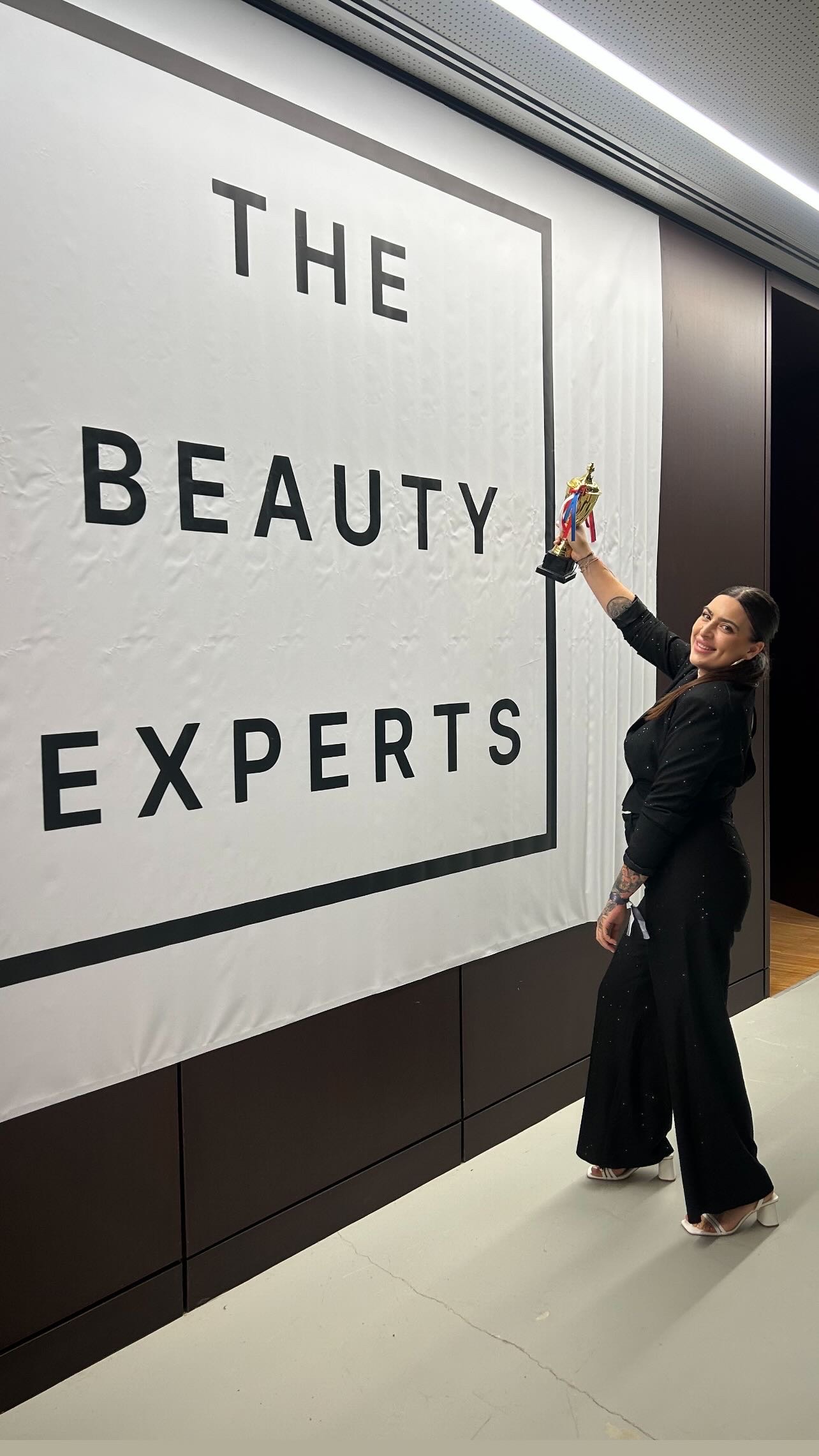 Natalia Buendía ganadora del Beauty Expert 2025 con trofeo