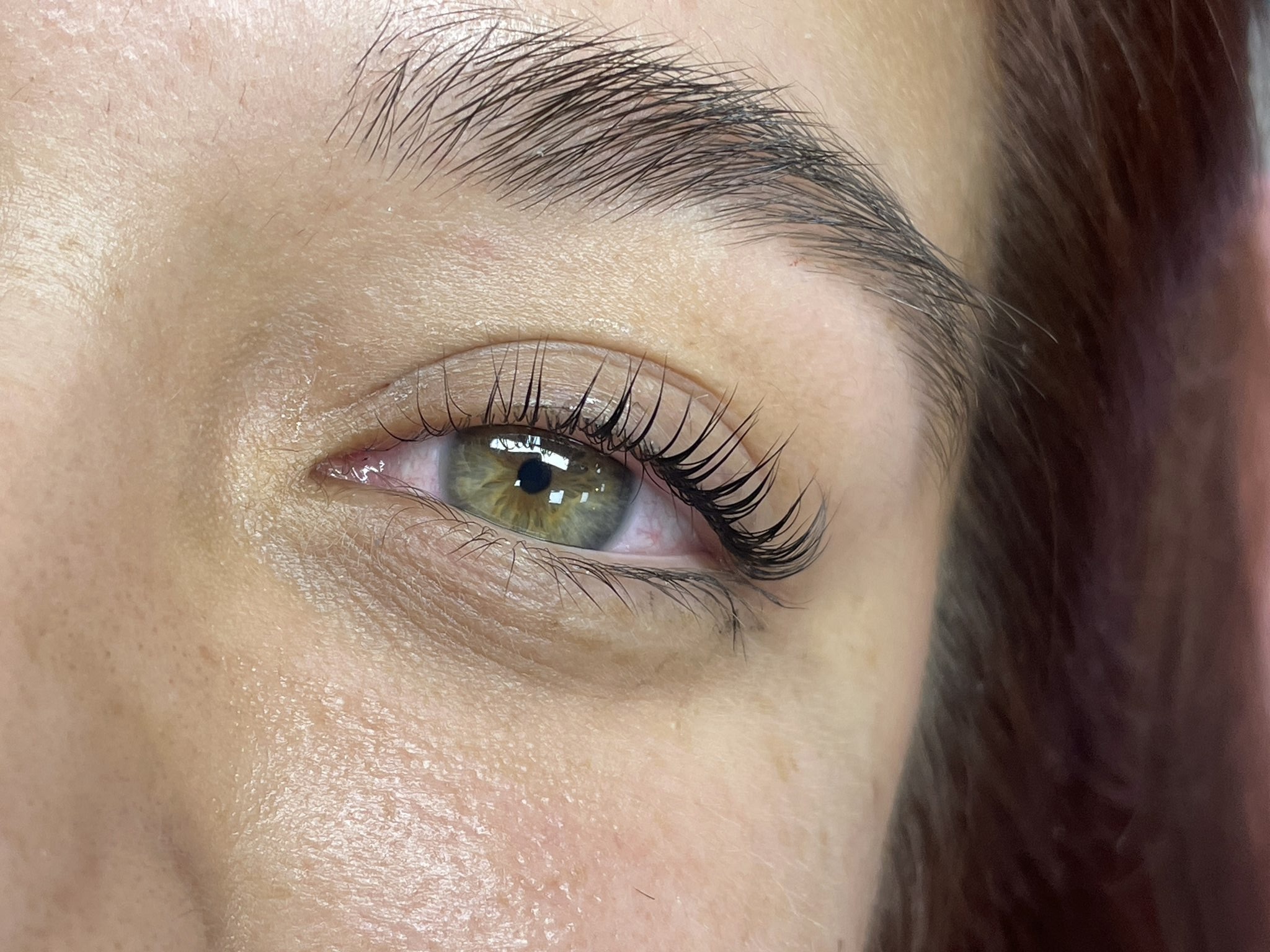 Resultado real de lifting de pestañas con tinte y laminado de cejas