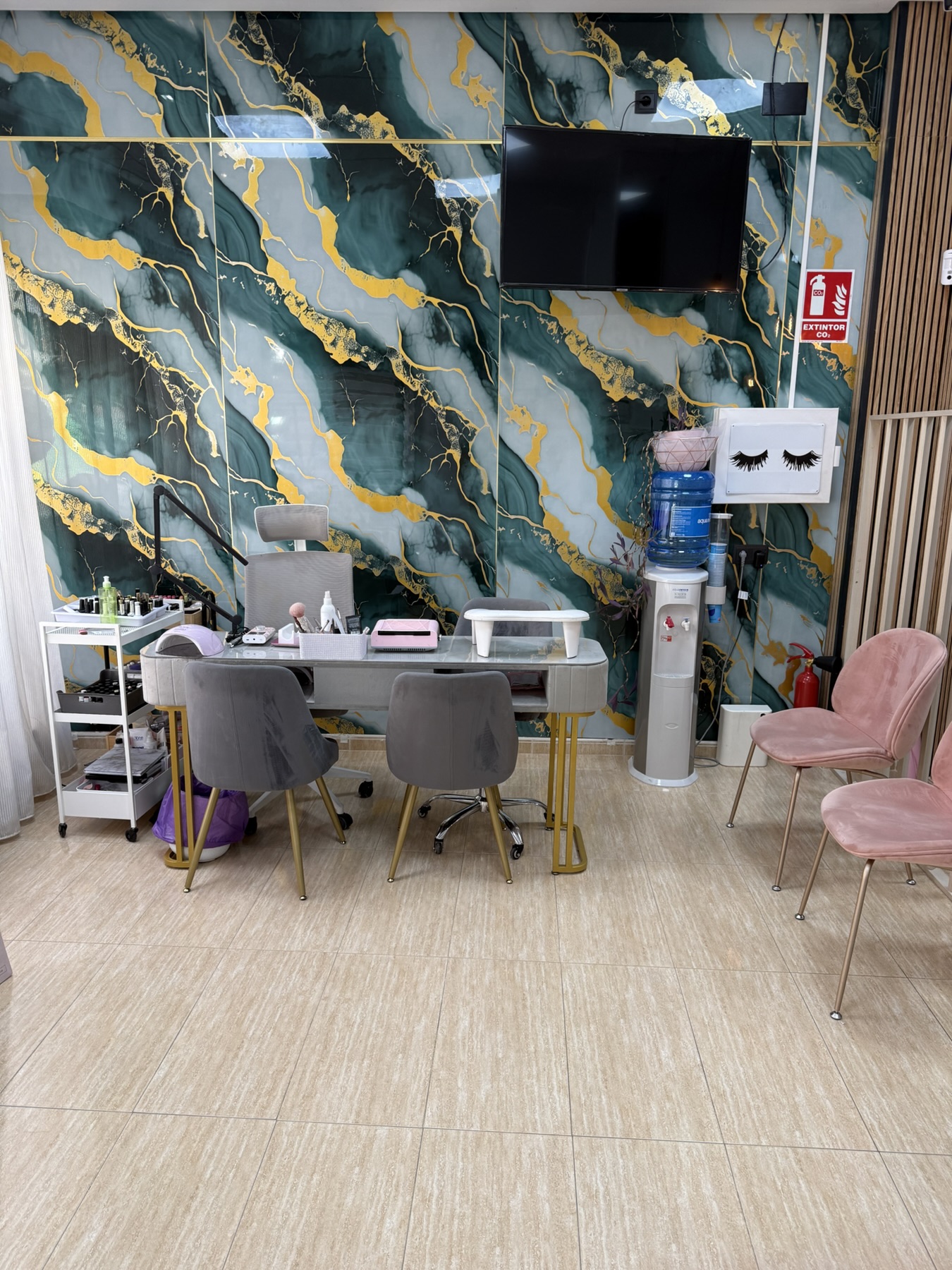 Zona de manicura y diseño de mirada